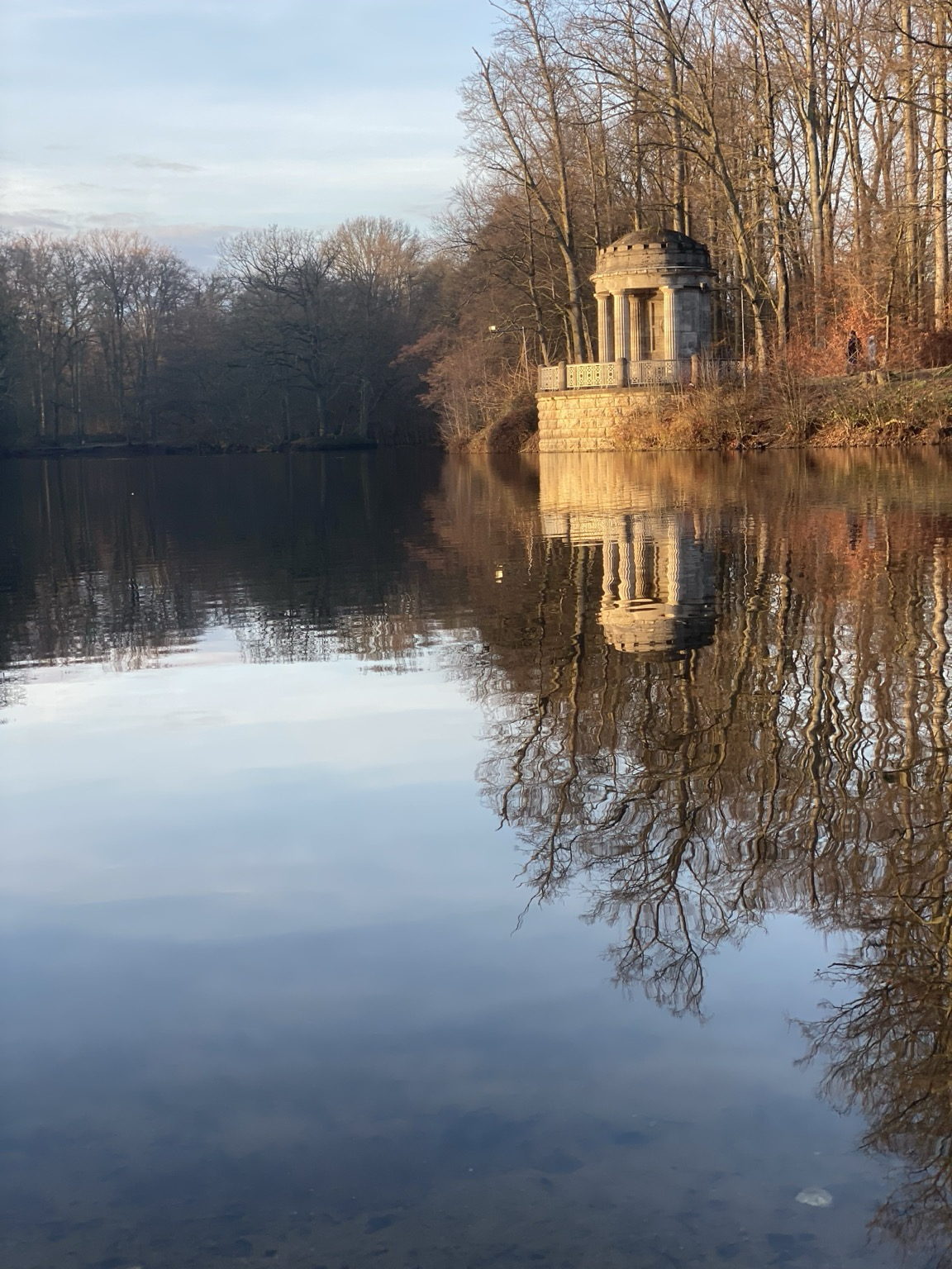 Deuß-Tempel mit Spiegelung auf dem Wasser des Krefelder Stadtwald-Sees