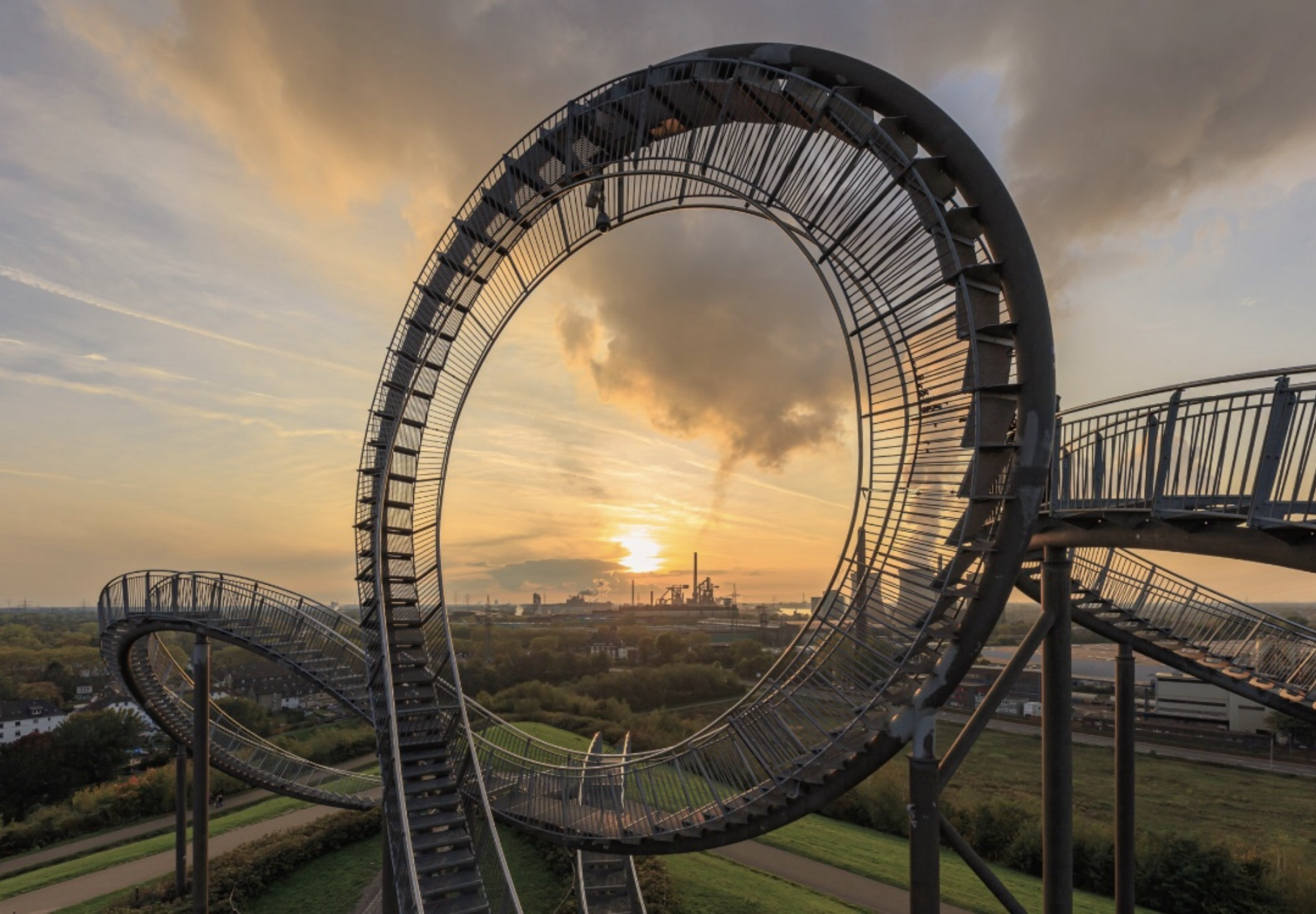 Ein Looping der begehbaren Achterbahn Tiger und Turtle bei Sonnenuntergang