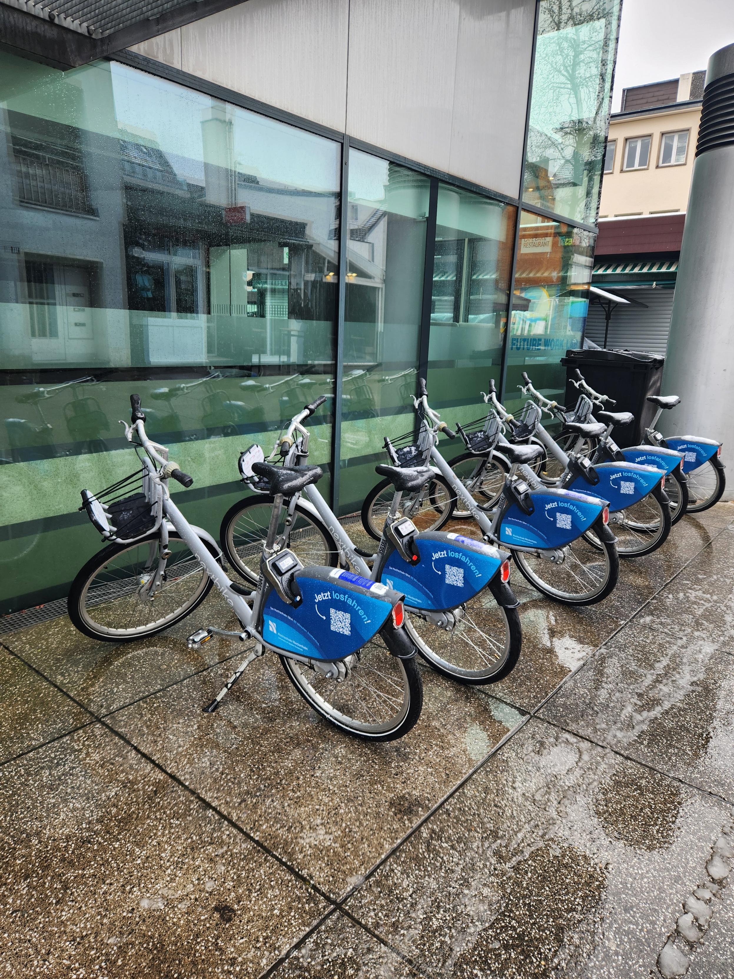6 Räder von nextbike vor dem Behnisch Haus.