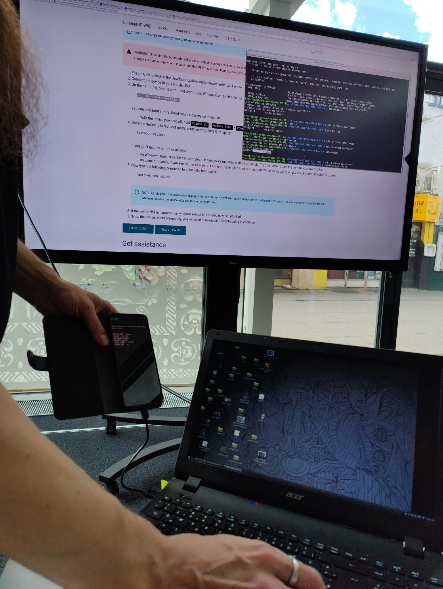 Handy wird entsperrt und mit freier Software versorgt.