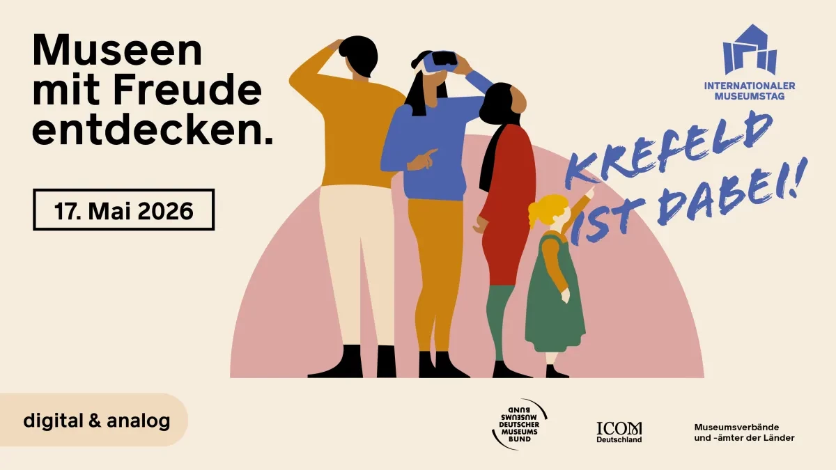 Grafik zum Internationalen Museumstag 2026. Links steht der Slogan „Museen mit Freude entdecken.“ und darunter das Datum „17. Mai 2026“. In der Mitte sind stilisierte Figuren zu sehen, darunter eine Person mit VR-Brille und ein Kind. Rechts steht „Krefeld ist dabei!“. Unten steht „digital & analog“ sowie Logos der beteiligten Museumsverbände.