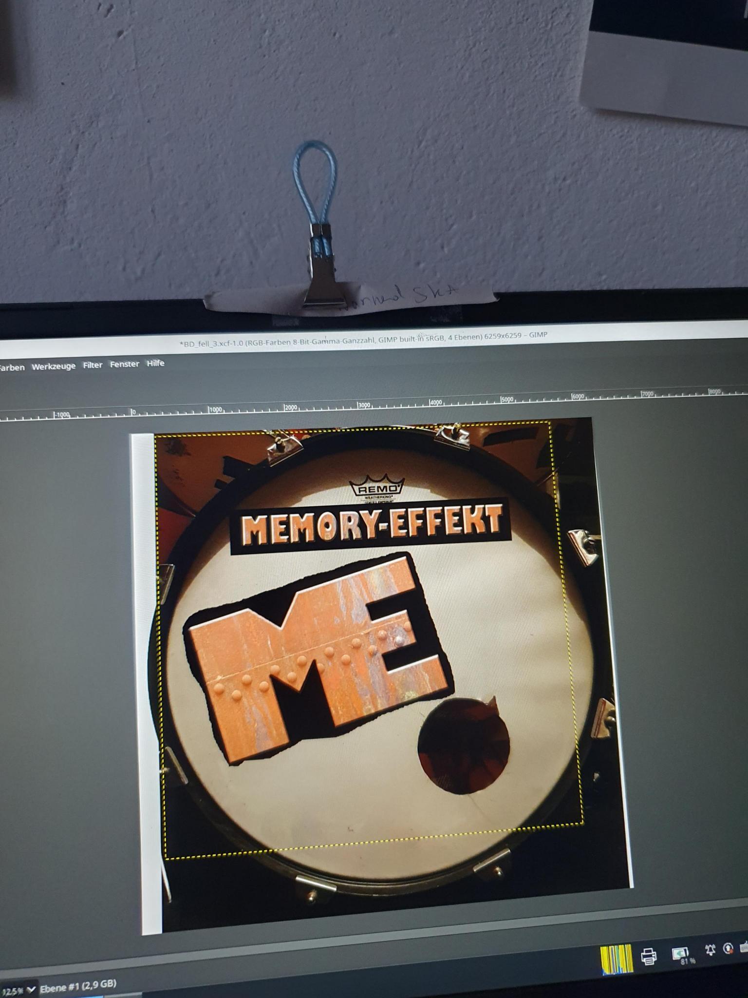 Auf dem 1. Bild sieht man die Vorlage für unser neues Drumfell am PC (Unser Logo Memory-Effekt mit den beiden großen Buchstaben ME, die miteinander verbunden sin. Auf dem 2. Bild sieht man das neue Drumfell, was vor unserem Schlagzeug steht.