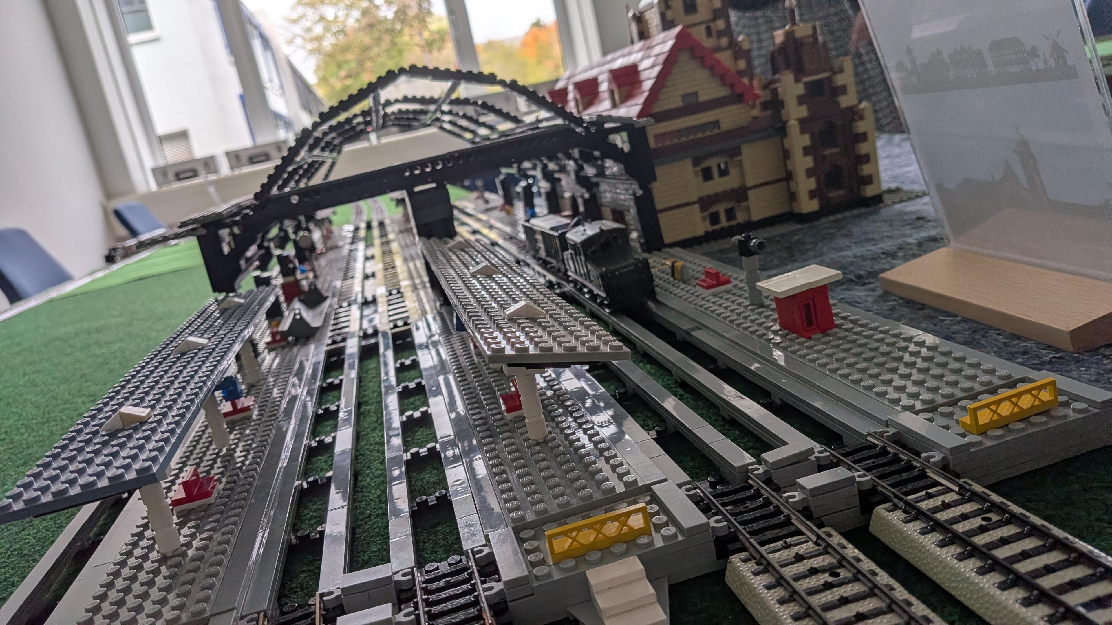 Erste Durchfahrt durch den Krefelder Hauptbahnhof auf der  Campuswoche-FYMT-Anlage