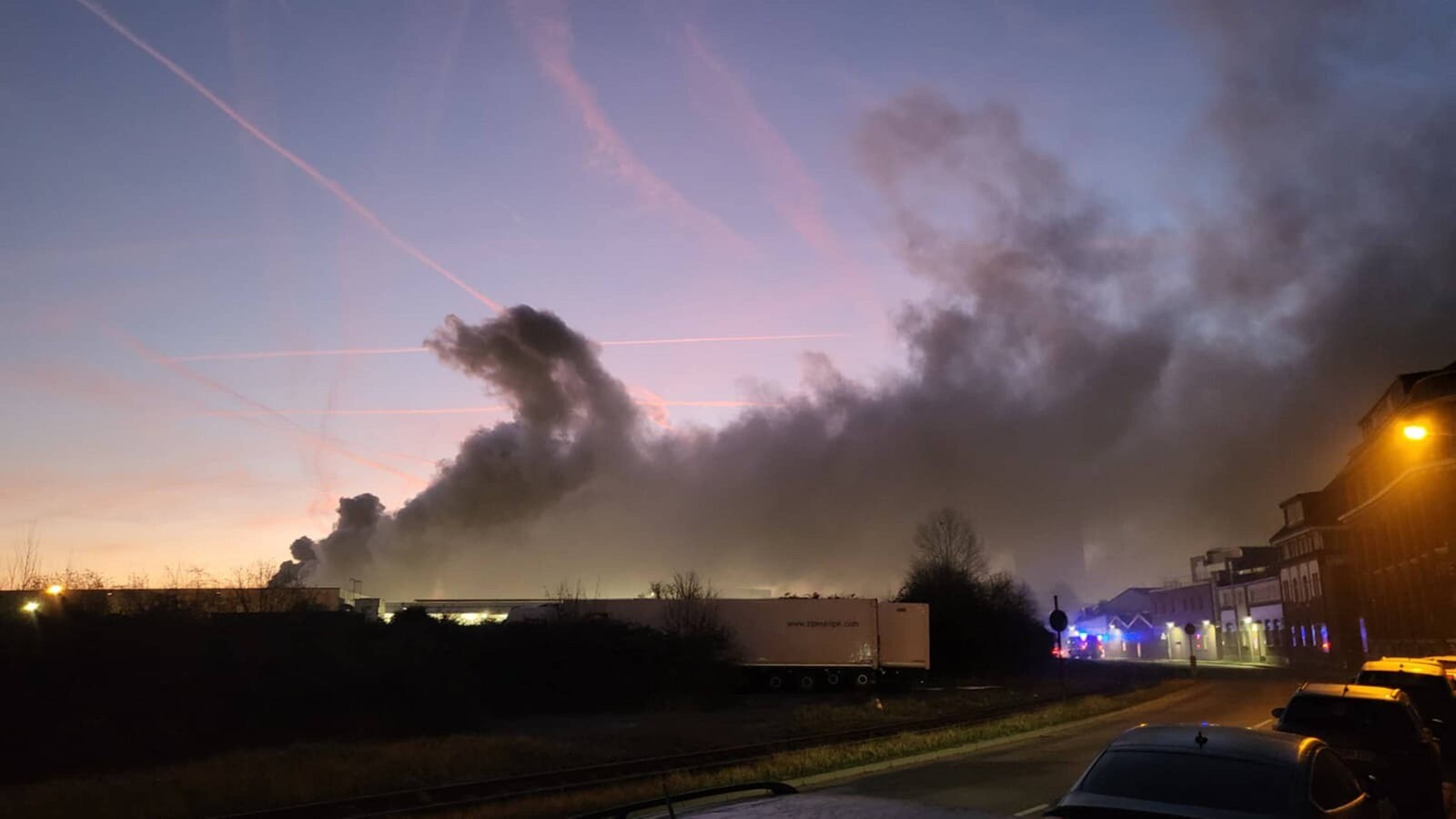 Im Krefelder Hafengebiet brennt aktuell ein Recyclingunternehmen. Laut Feuerwehr gibt es eine starke Rauchentwicklung.
