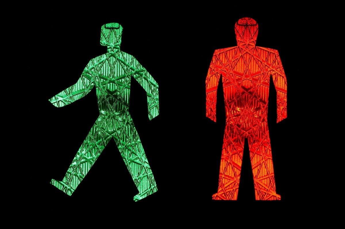 Das Leben ist ungerecht. Minutenlang bei Rot zu warten, um stinkenden Autos die Vorfahrt lassen zu müssen, ist kein Rezept für gute Laune.