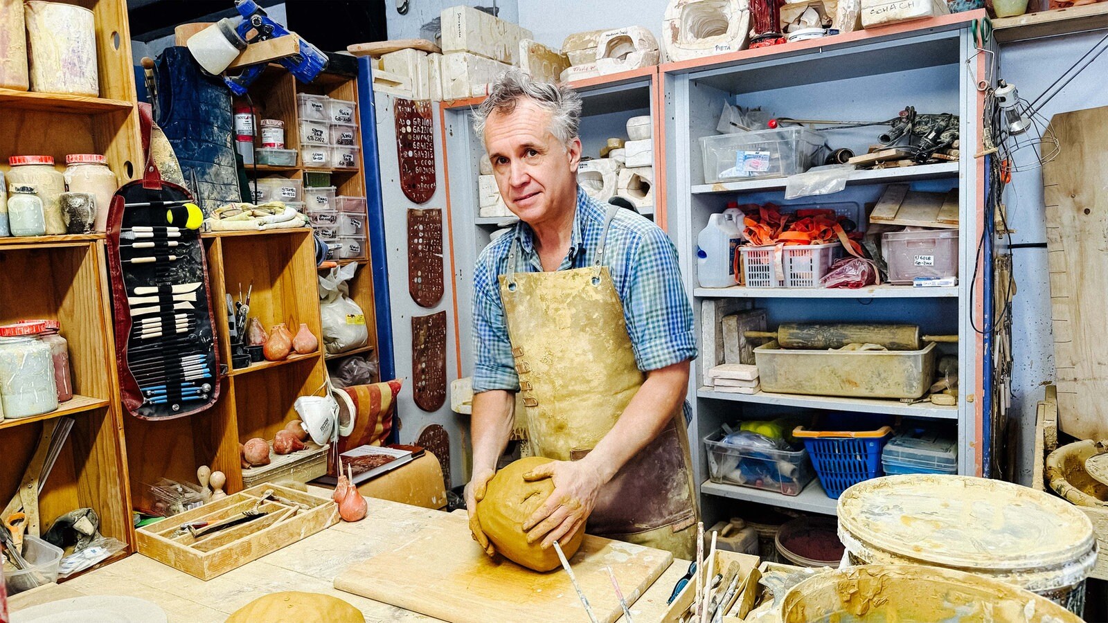 Paul Lutz Weynans bewahrt ein uraltes Handwerk: das Töpfern traditioneller bunter Keramik aus Tönisberg - sogenannte Irdenware.