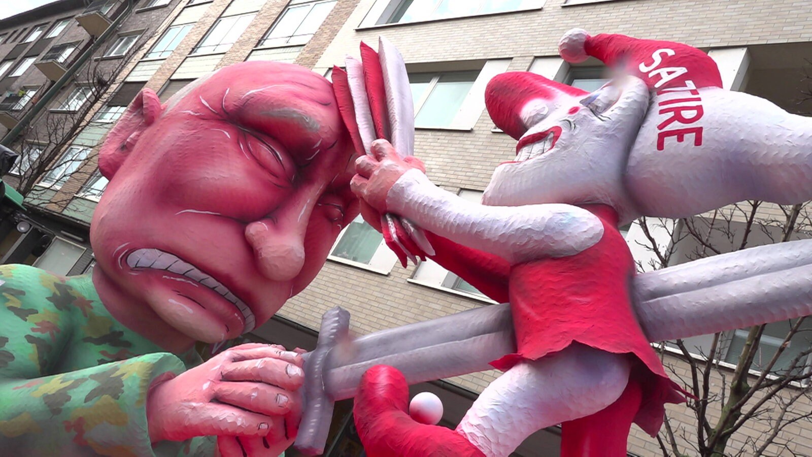 Karnevalswagen sollen - auch - politische Satire sein. Während Düsseldorf es mit Putin aufnimmt, verzichtet Köln lieber darauf.