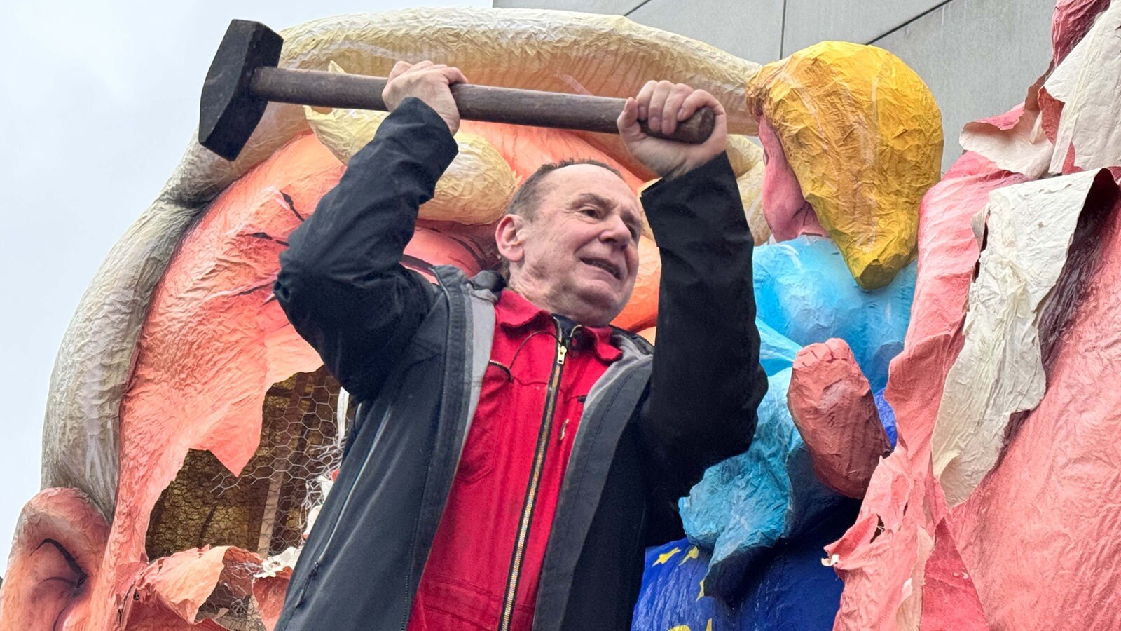 Jacques Tillys Karnevalswagen kommen unter den Hammer - bis auf drei. Der Künstler hat noch etwas mit ihnen vor.