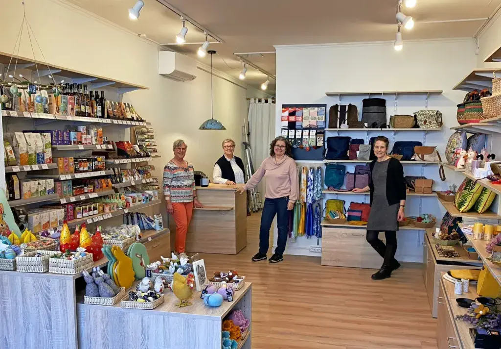 Krefeld (lup/svs) Neue Regale hängen an den Wänden des Eine-Welt-Ladens am Westwall: modern und in Holz-Optik gehalten sorgen sie für eine harmonische und �