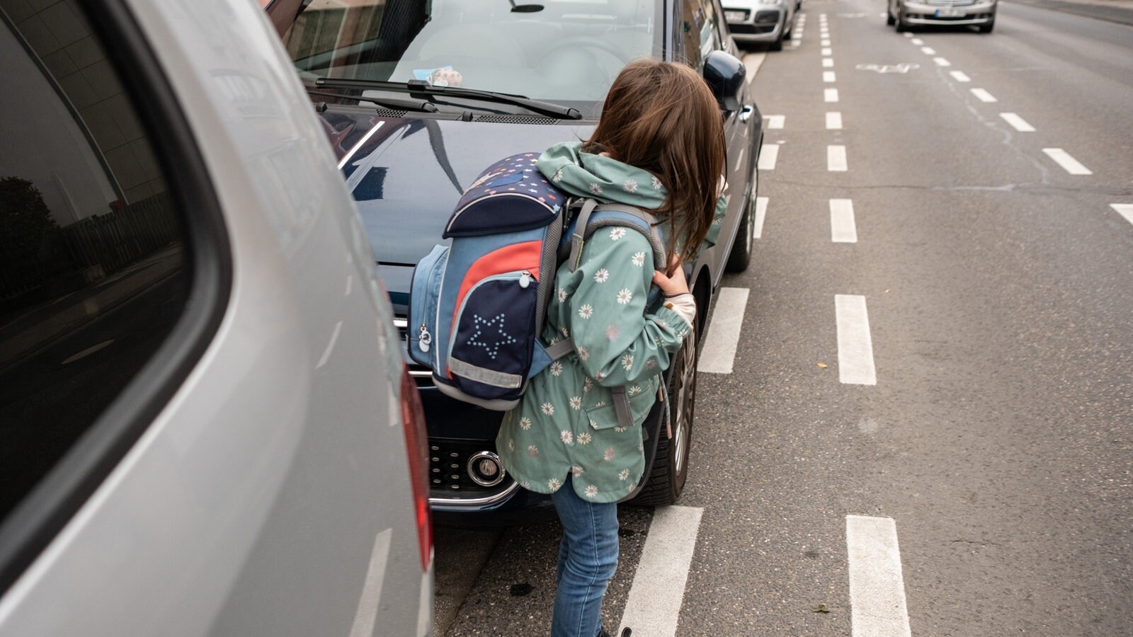 Fußgänger sterben bei Auto-Unfällen besonders oft innerorts. Helfen könne mehr Tempo 30, zeigt eine neue Studie.