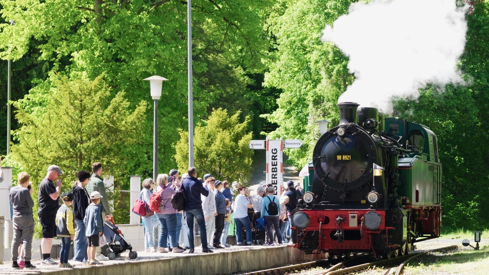 Mit Volldampf rollt die historische Eisenbahn ab sofort wieder zwischen Hüls und St.Tönis über die Schienen.