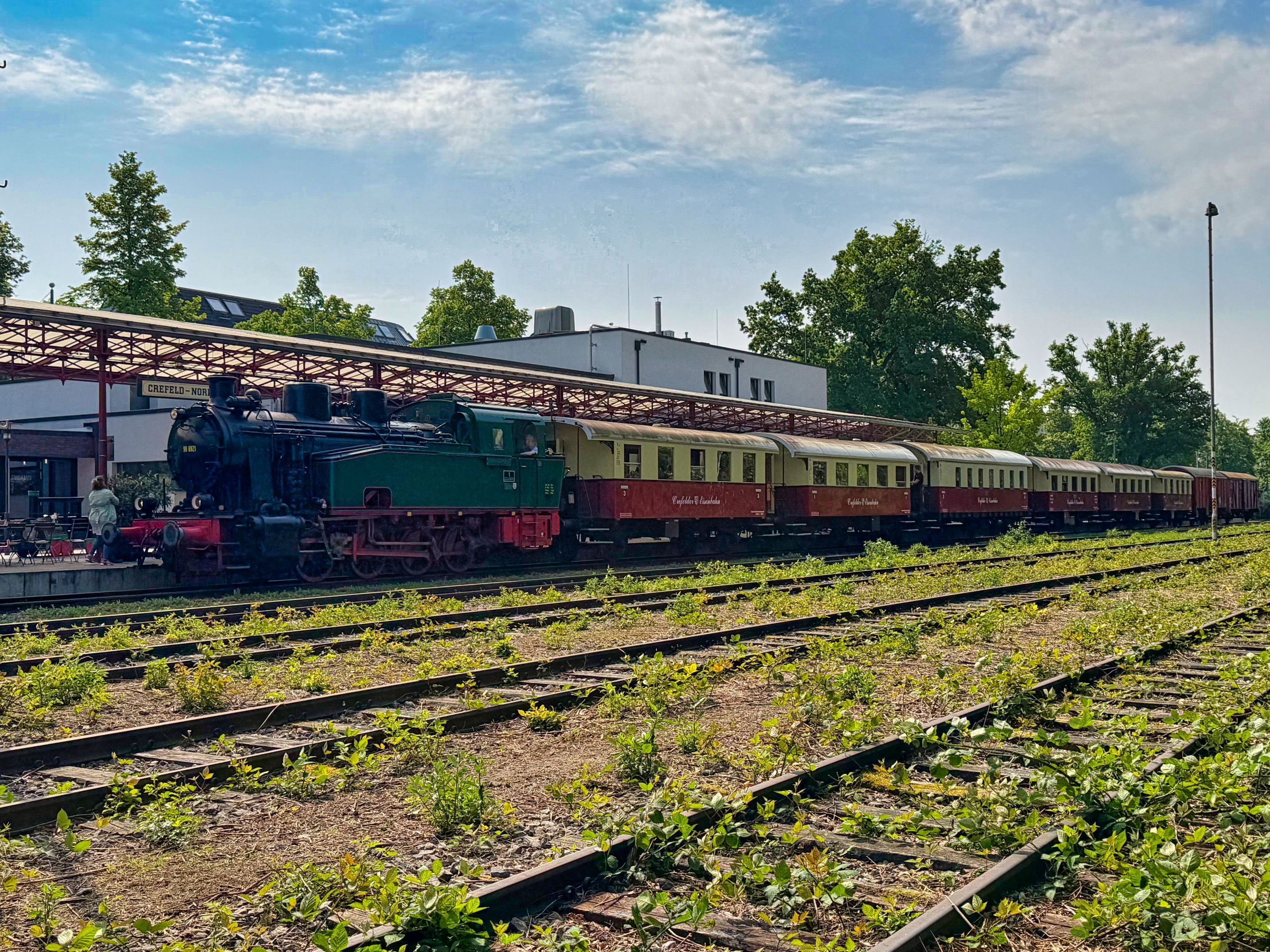 Ich weiß, es klingt verrückt, aber auch nach 35 Jahren in Krefeld bin ich noch nie mit unserer historischen Eisenbahn, dem Krefelder Schluff gefahren. Warum? Ehrlich gesagt ich weiß es auch nicht. …
