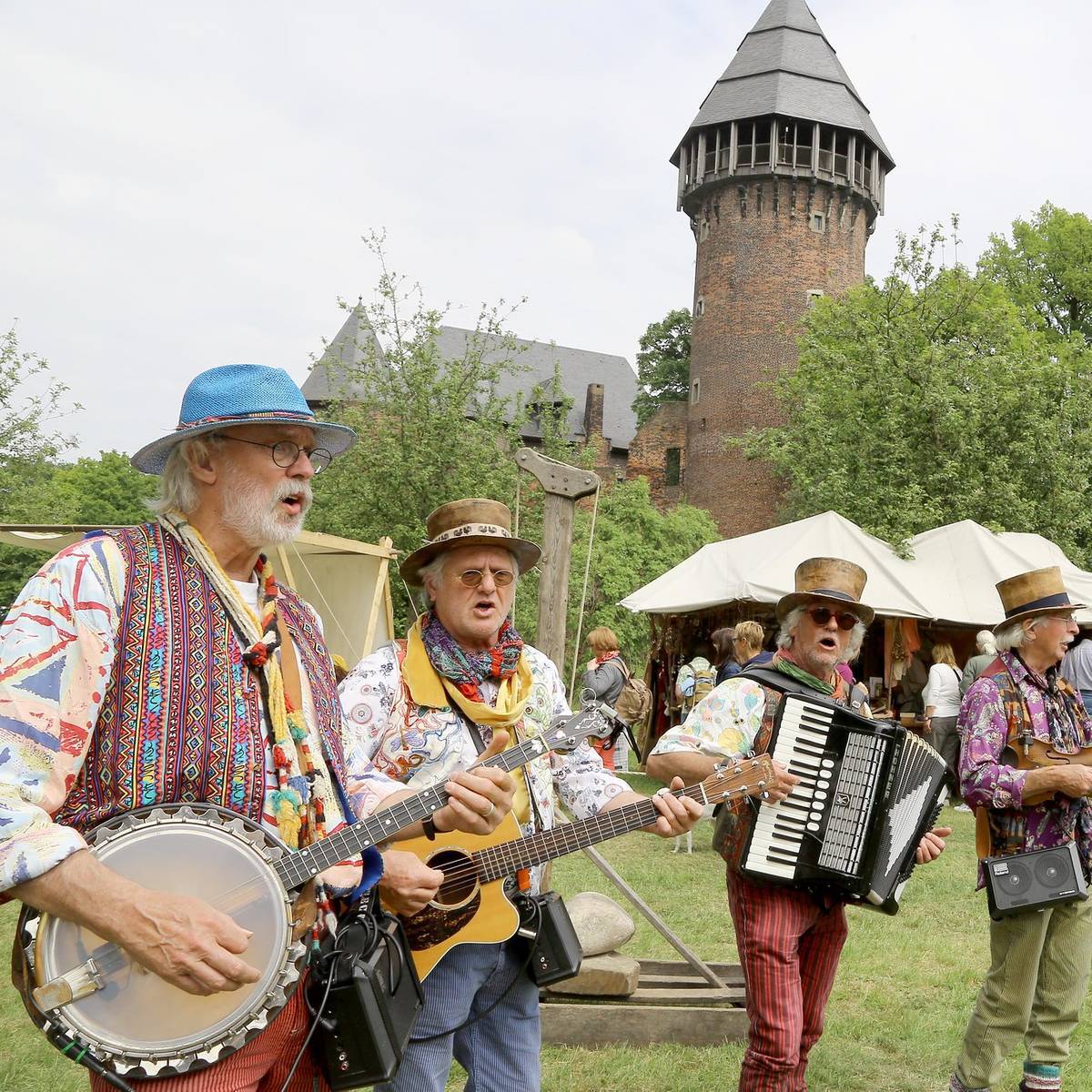 An der Burg Linn startet am Samstag (23. Mai) der Flachsmarkt in Krefeld. Rund um den Handwerkermarkt gibt es Sperrungen im Ortskern, die Bahn ist im Ticket inklusive.
