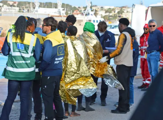 Von Phillipp steiner 
Lampedusa ist eine idyllische italienische Insel im Mittelmeer. Allerdings sind ihre Straßen oft rumpelige Pisten. Trotzdem ist der vollbesetzte Fiat Panda an einem Montag im Frühling zügig zum Flughafen unterwegs...