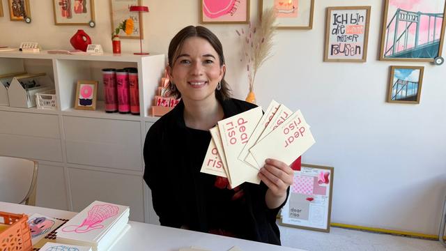 Ein bunter Brief zwischen den Rechnungen im Briefkasten. Künstlerin Sophia Wolf aus Uerdingen versendet jeden Monat kreative Post.