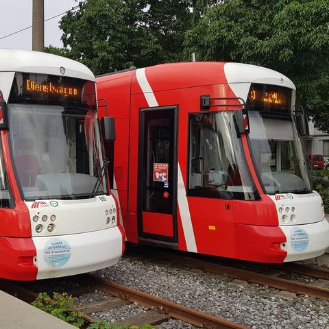 Auf der Linie 041 zwischen Tönisvorst und Krefeld-Fischeln droht ein dünnerer Takt. Die SWK mobil wollen einem Bericht zufolge den Kauf neuer Straßenbahnen stoppen. Der Stadtrat entscheidet.