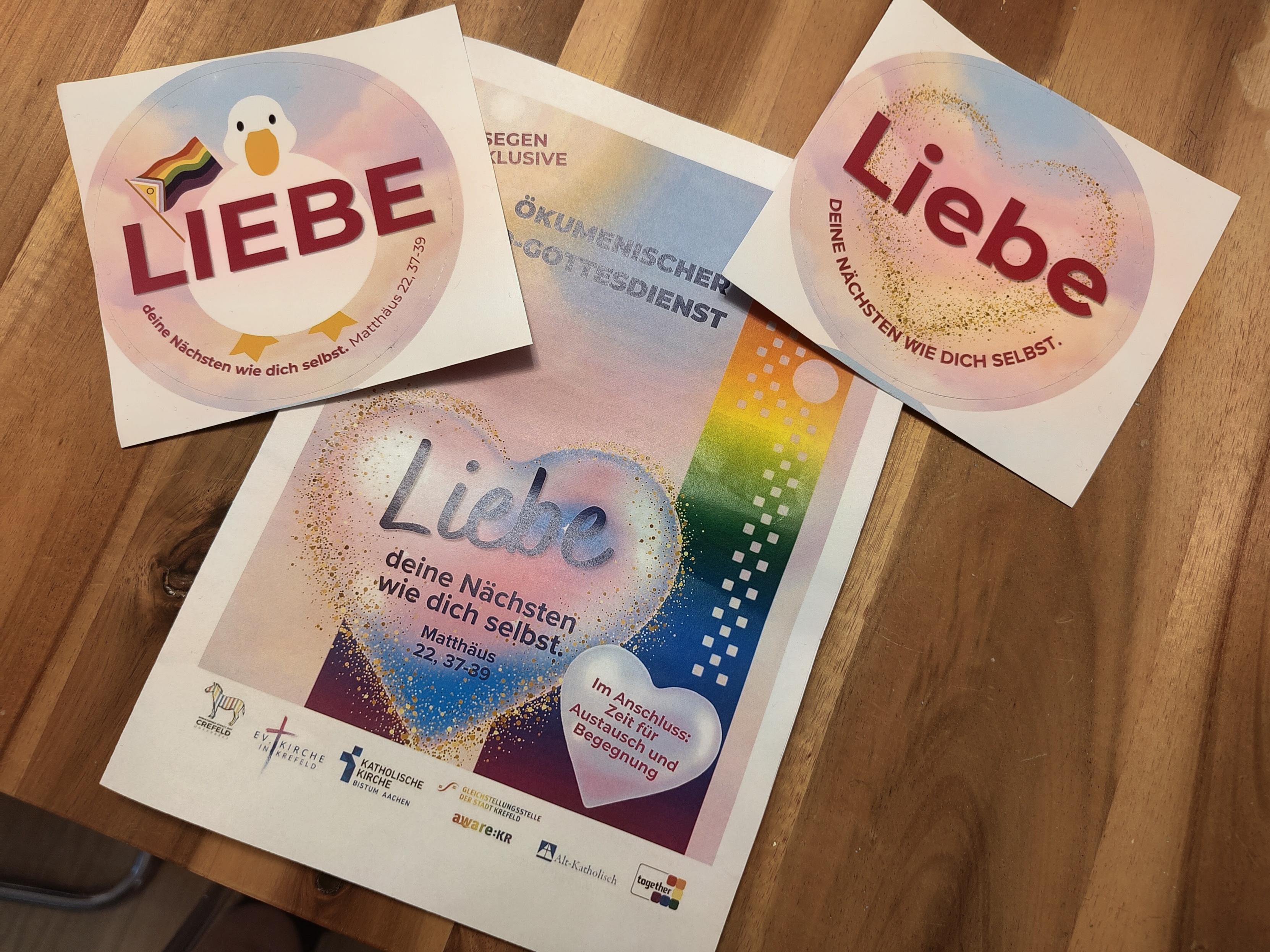 Aufkleber und Gottesdienstprogrammheft mit dem Zitat: liebe dein Nächsten wie dich selbst.