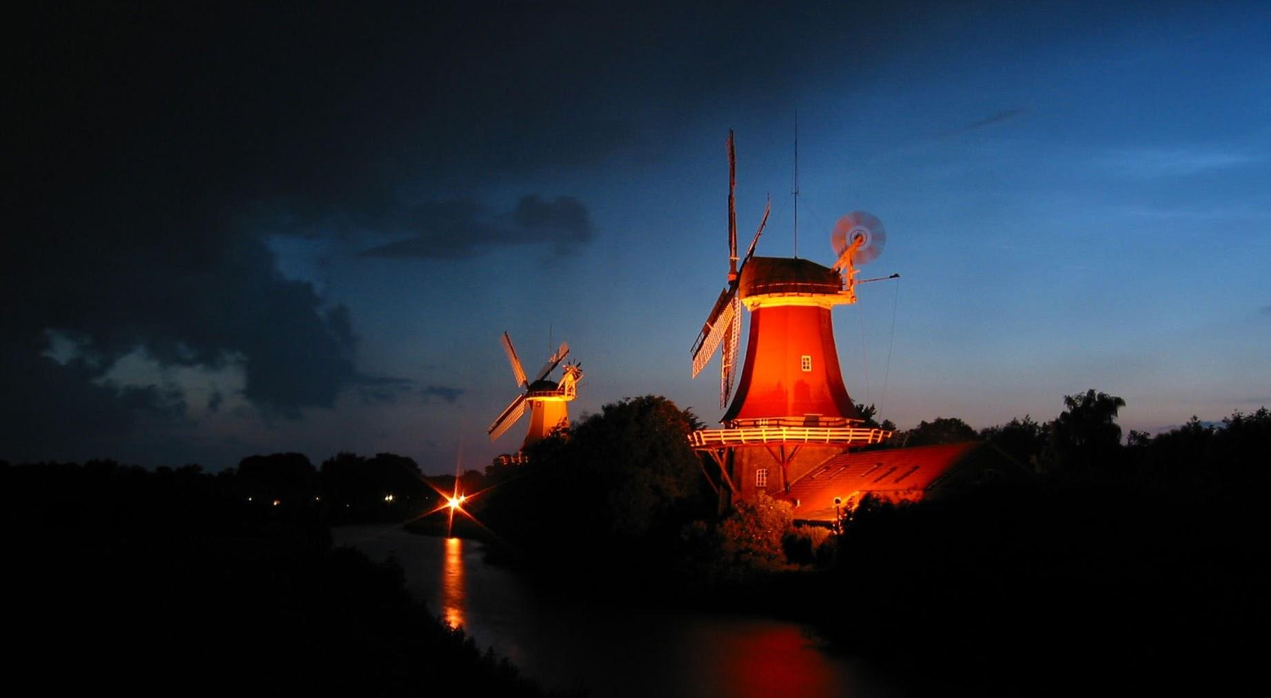 Die Zwillingsmüllen von Greetsiel in Ostfriesland am Abend bei einem aufziehenden Gewitter