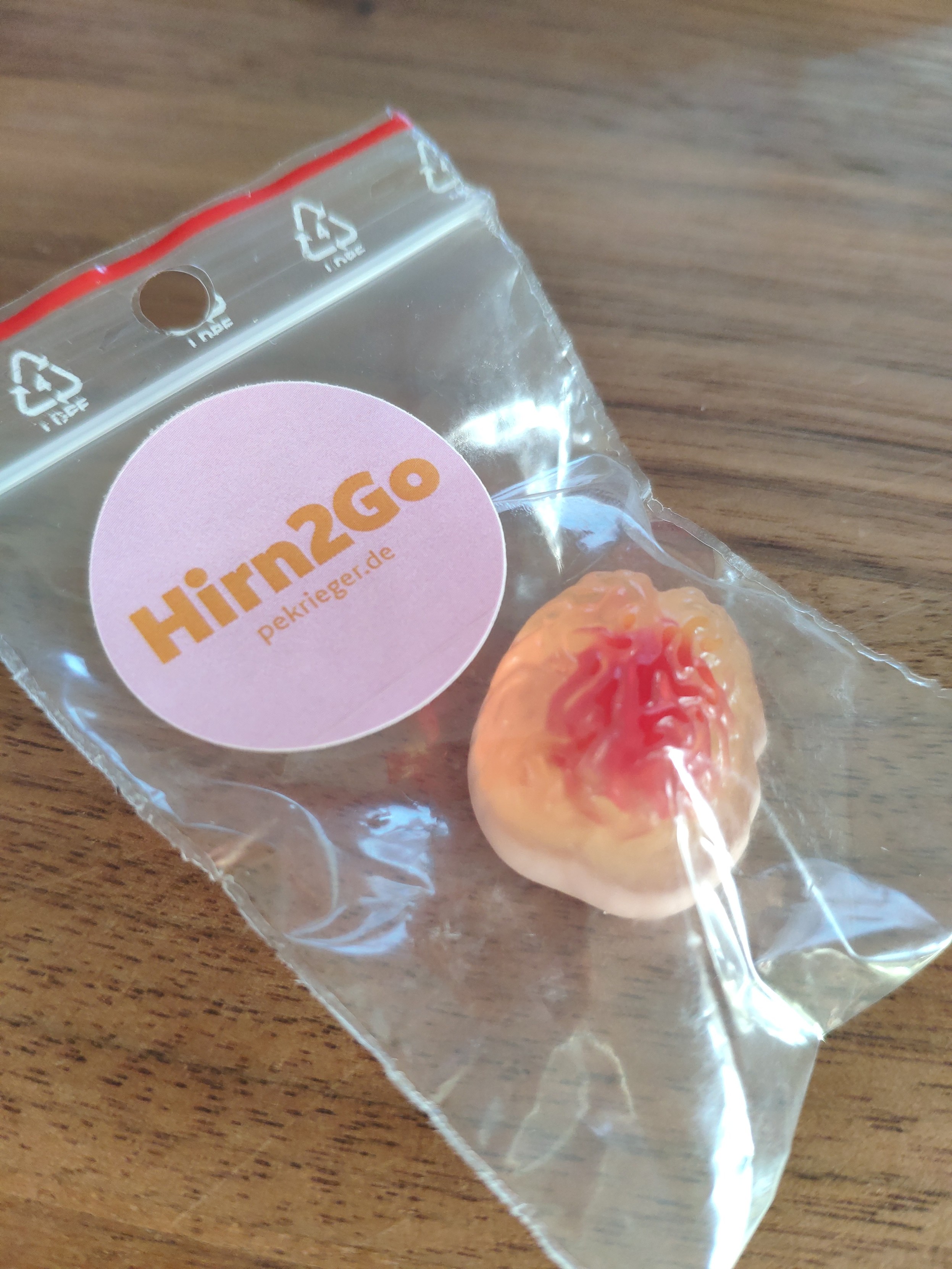 Kleines Gehirn aus Fruchtgummimasse in Plastiktütchen mit Aufkleber: Hirn to Go von pekrieger.de