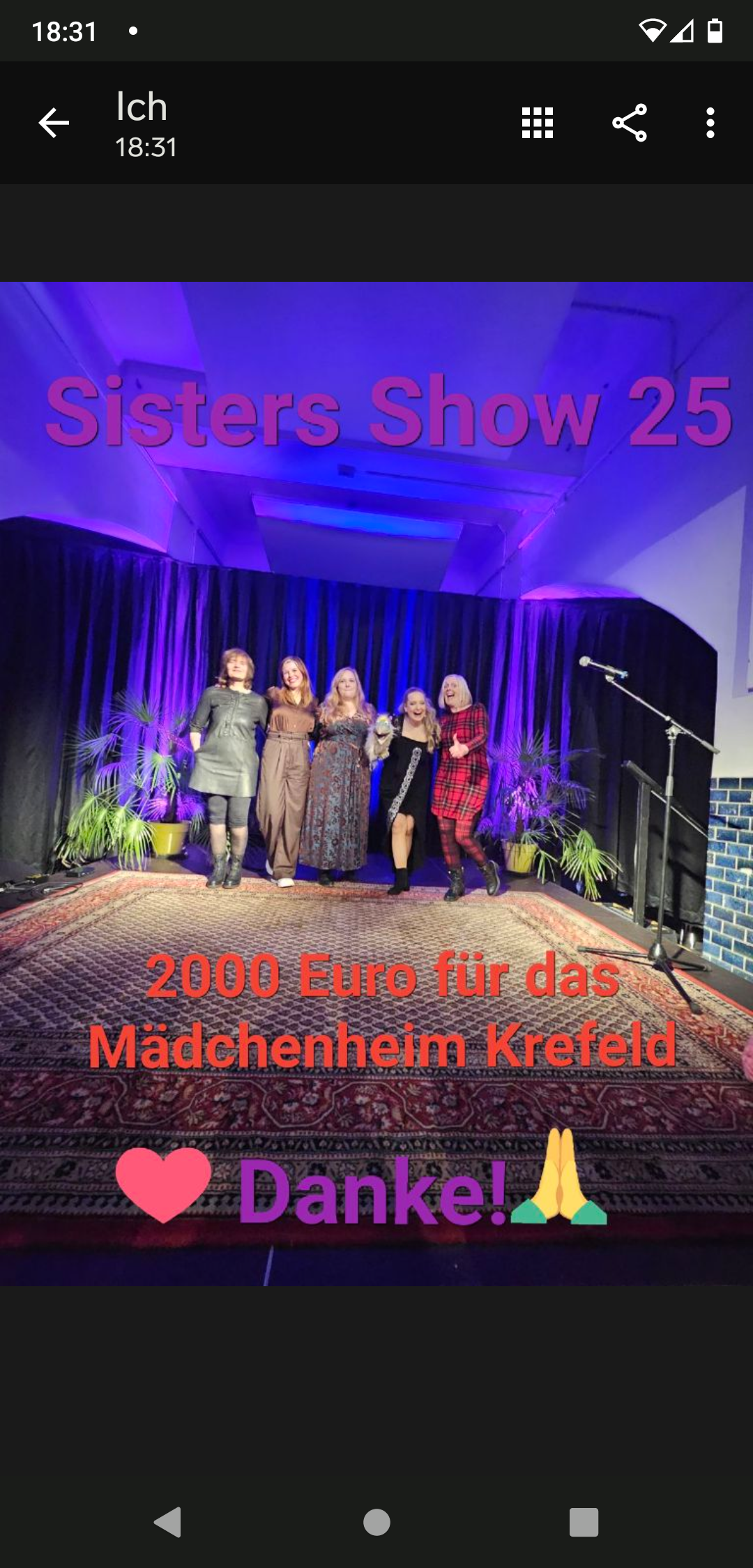 Die Künstlerinnen Jutta Wilbertz, Laura Brümmer, Karo Bender, Sabine Mirza und PE Krieger auf der Bühne .