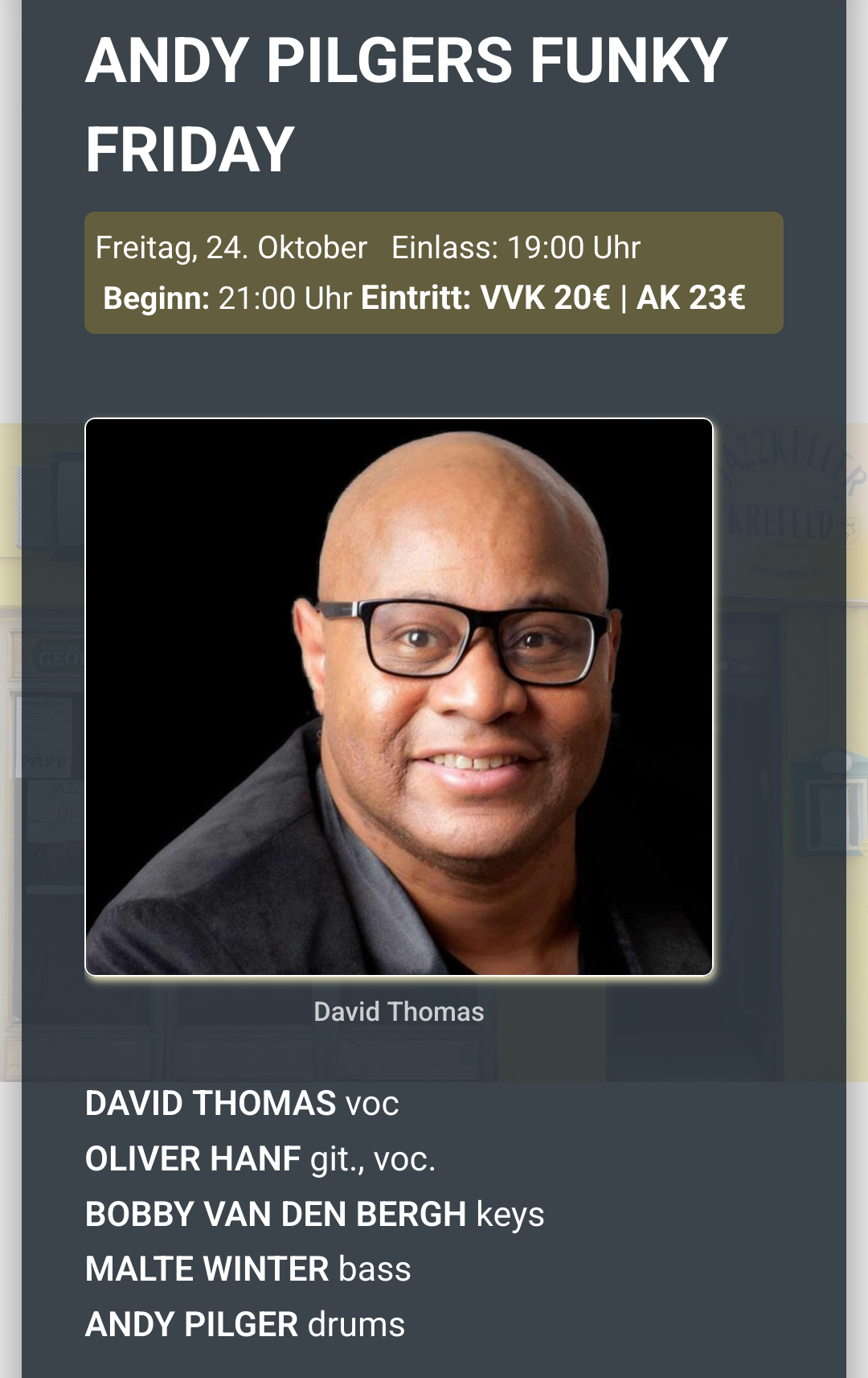 Screenshot der Ankündigung zur Veranstaltung. Das Foto der Ankündigung zeigt einen lächelnden Mann mit Glatze, dunkeler Haut und Brille.