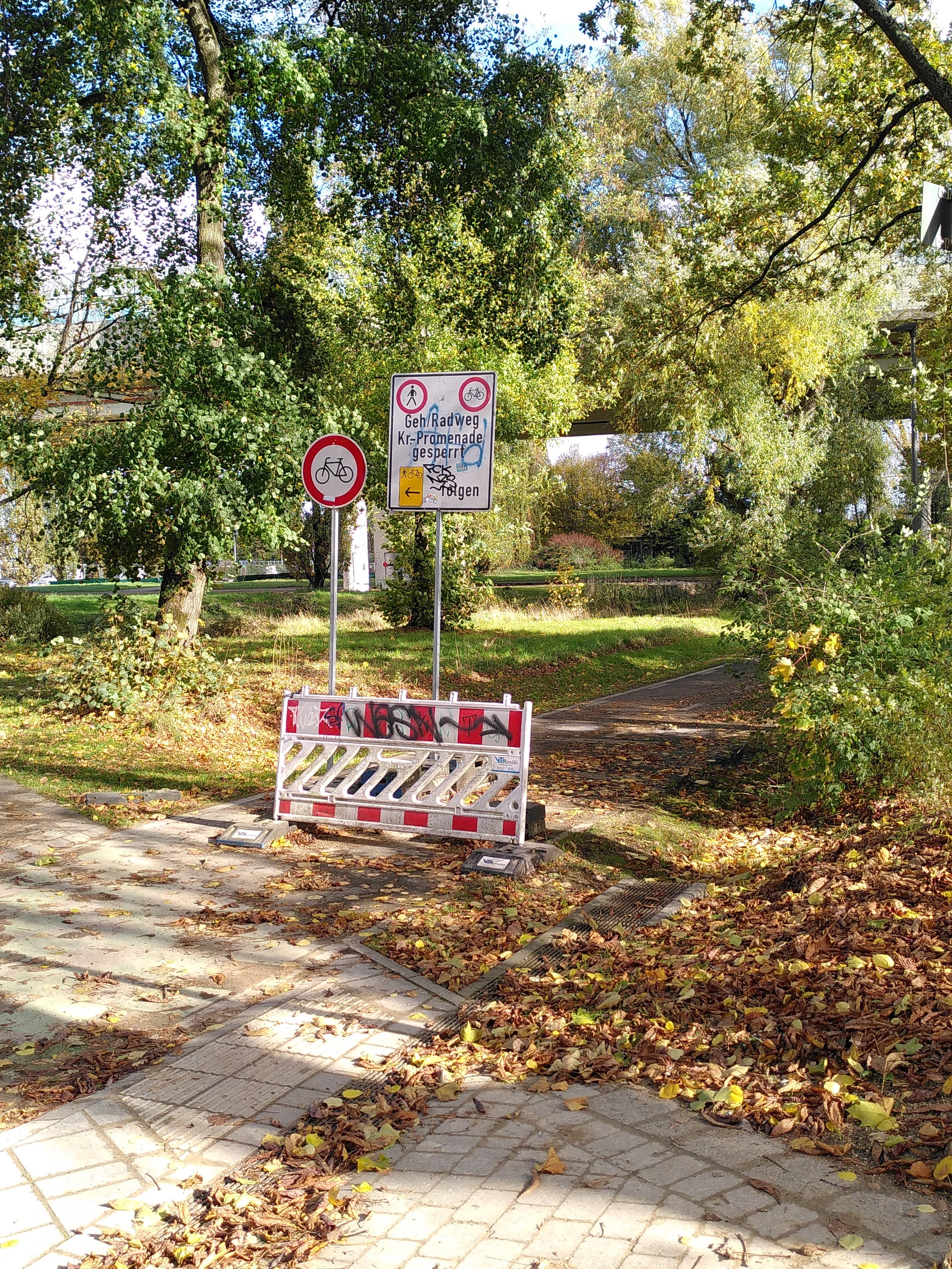 Sperrung des Radweges der Promenade. Die Beschilderung ist beschmiert und steht offensichtlich schon lange hier.